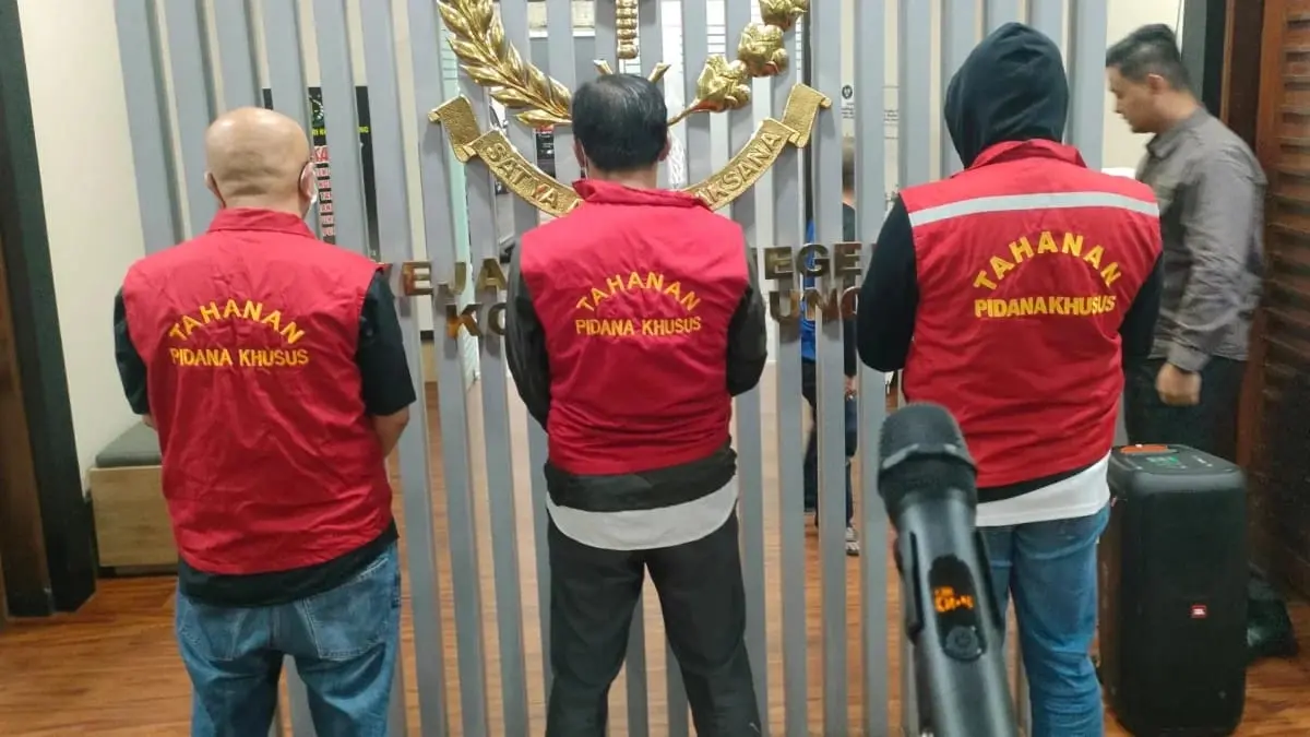 Dok. Tiga tersangka kasus dugaan korupsi di anak perusahaan MUJ saat ditetapkan. Foto Sandi Nugraha.