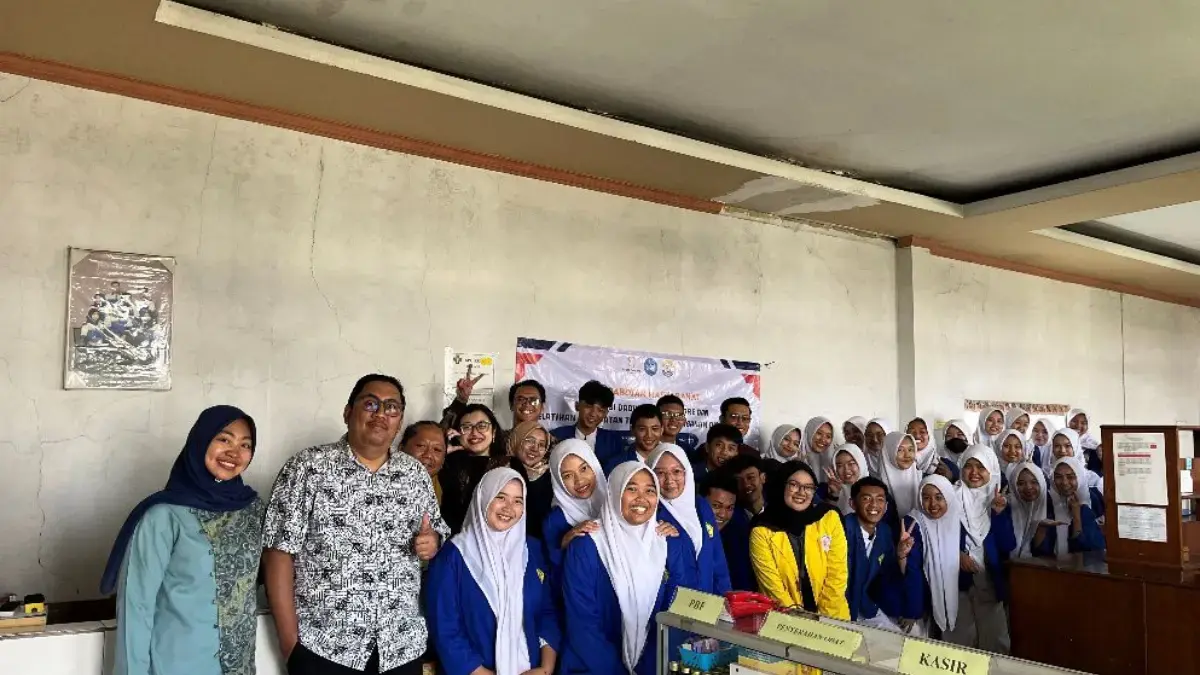 Dosen Farmasi BKU Latih Penanganan Disminore dan DAGUSIBU Melalui Pembuatan Minuman di SMK BK Cileunyi