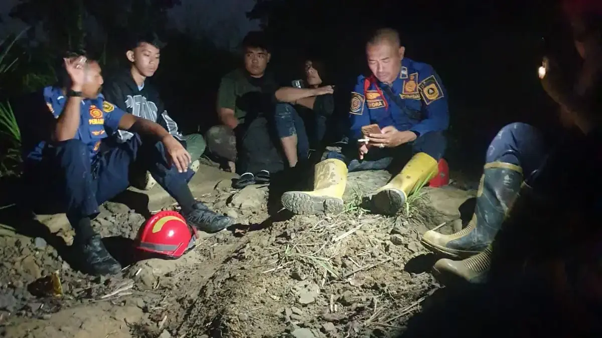 Tiga Remaja Tersesat di Bukit Pabuaran Bogor Akibat Ikuti Google Maps, Petugas Damkar Lakukan Evakuasi 