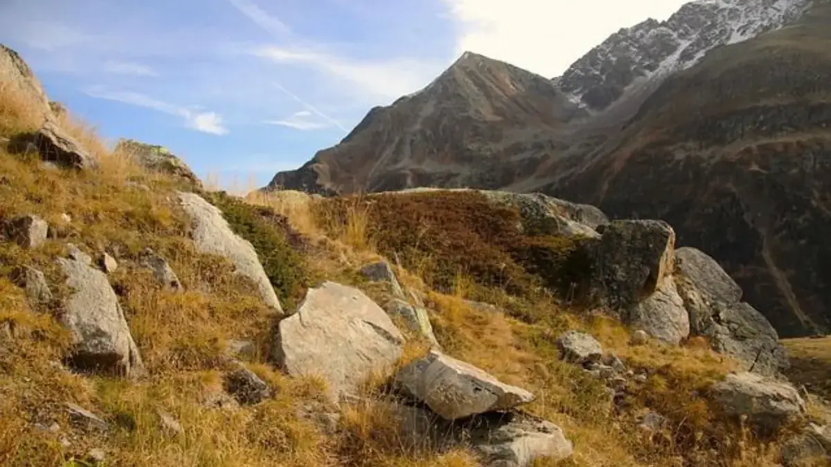 Bikin Panik! Tiga Batu Raksasa Jatuh dari Gunung Batu Lembang
