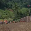 Petugas BPBD melakukan evakuasi korban bencana alam tanah longsor beberapa waktu lalu
