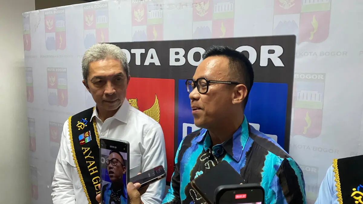 Wali Kota Bogor, Dedie A. Rachim (kiri) bersama Direktur Bina Ketahanan Remaja BKKBN, Edi Setiawan (kanan)