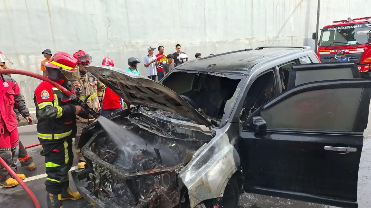 Macet hingga Dua Kilometer, Sebuah Mobil Terbakar di Jalan Dustira Cimahi Macet hingga Dua Kilometer, Sebuah Mobil Terbakar di Jalan Dustira Cimahi