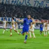 Penggawa Persib Bandung Andrew Jung melakukan selebrasi usai mencetak gol ke gawang Dewa United