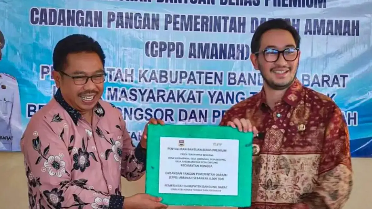 Penuhi Kebutuhan Pangan, Pemkab Bandung Barat Salurkan Bantuan Beras untuk Warga Korban Bencana Rongga
