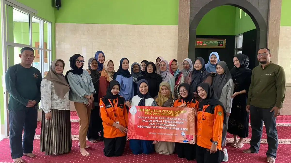 Foto Bersama tim Dosen Universitas Bhakti Kencana, mahasiswa, ketua RW 10, Ketua Posyandu, Kader PKK Posyandu