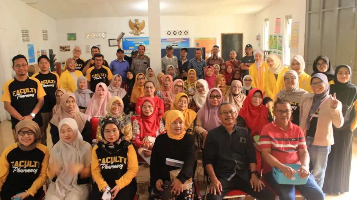 Dari Taman Toga Jadi Produk Bernilai Ekonomi: Warga Cipadung Antusias Ikut Pembuatan Spray Linen Sereh Wangi Foto bersama warga RW 09 Cipadung bersama tim PkM Fakultas Farmasi UBK usai penyuluhan pembuatan spray linen s