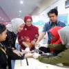 Manager Corporate Social Responsibility AHM Catur Sri Wulandari (kiri kedua) bersama Direktur Bina Reproduksi