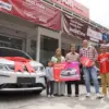 Kepala Madrasah Aliyah Bungbulang Garut Menang Grand Prize Mobil Listrik BYD Dolphin dari Program SIMPATI HOKI