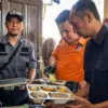 Tim Inafis Polres Cimahi mengambil sisa sajian program Makan Bergizi Gratis (MBG) penyebab puluhan siswa SMP