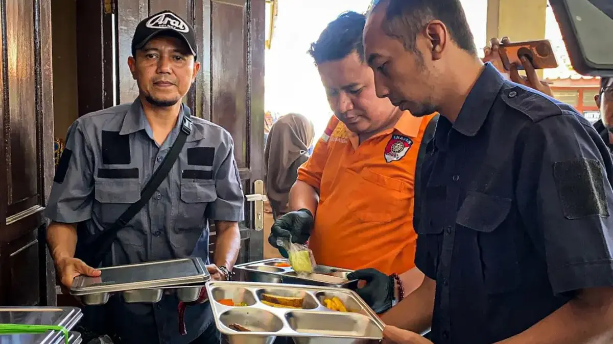 Tim Inafis Polres Cimahi mengambil sisa sajian program Makan Bergizi Gratis (MBG) penyebab puluhan siswa SMP