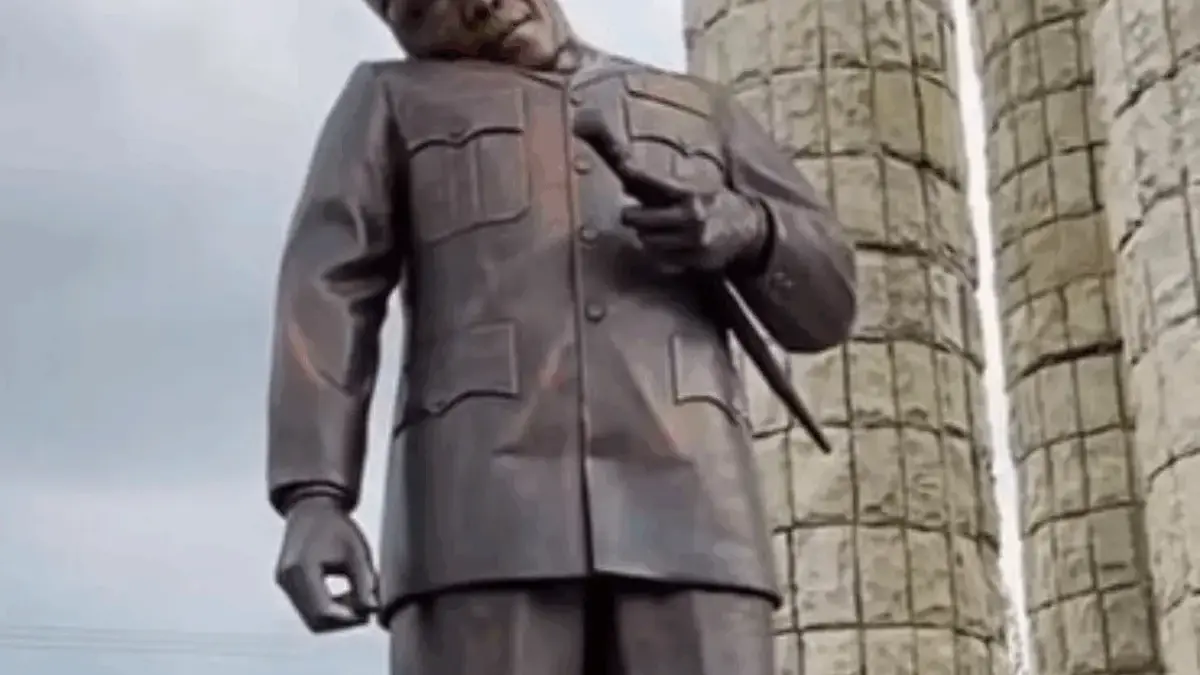 Viral! Patung Soekarno di Alun-Alun Indramayu Mendadak Miring, Ulah Siapa? Viral! Patung Soekarno di Alun-Alun Indramayu Mendadak Miring, Ulah Siapa?