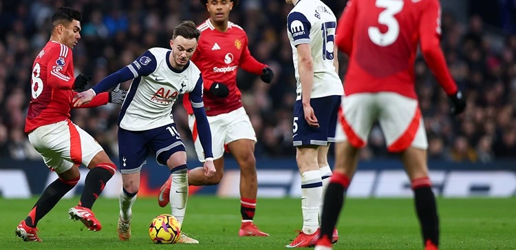 Pertandingan Tottenham vs MU di EPL 2024/2025.