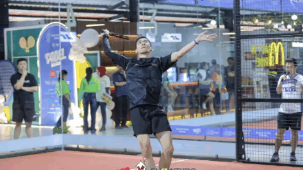 Aksi para peserta di lapangan Padel for Hope 2025 menampilkan semangat dan energi positif.