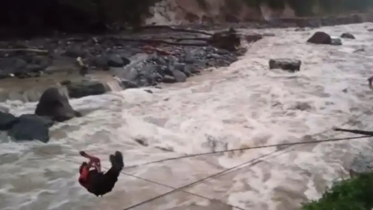 Tim SAR Sumbar Gunakan Lintasan Tali Sepanjang 50 Meter Untuk Mengevakuasi Korban Banjir