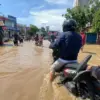 Arus lalu lintas di Jalan Raya Dayeuhkolot, Kabupaten Bandung, tepatnya di depan Pasar Dayeuhkolot