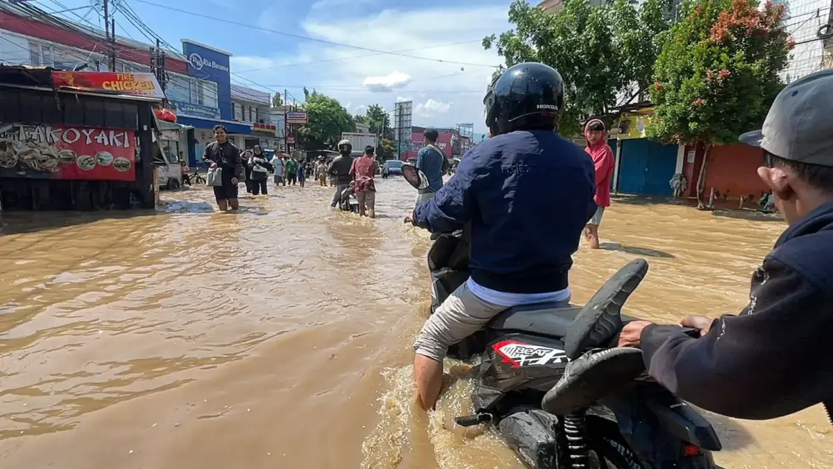 Banjir Sendat Arus Lalu Lintas di Dayeuhkolot, Polisi Lakukan Rekayasa Jalur Arus lalu lintas di Jalan Raya Dayeuhkolot, Kabupaten Bandung, tepatnya di depan Pasar Dayeuhkolot