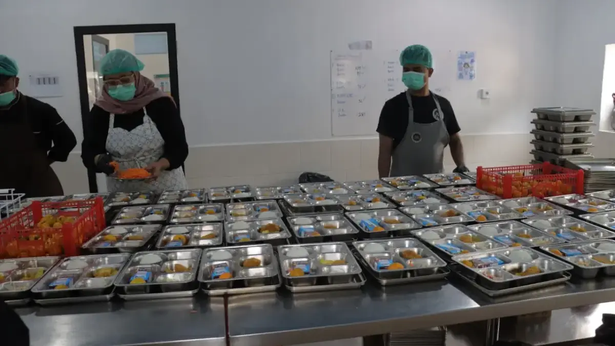 Menjaga Gizi dari Dapur Komunal, SPPG Citeureup 3 Siapkan 3.500 Porsi Makanan Bergizi Setiap Hari Petugas MBG saat sedang Siapkan 3.500 Porsi untuk Siswa