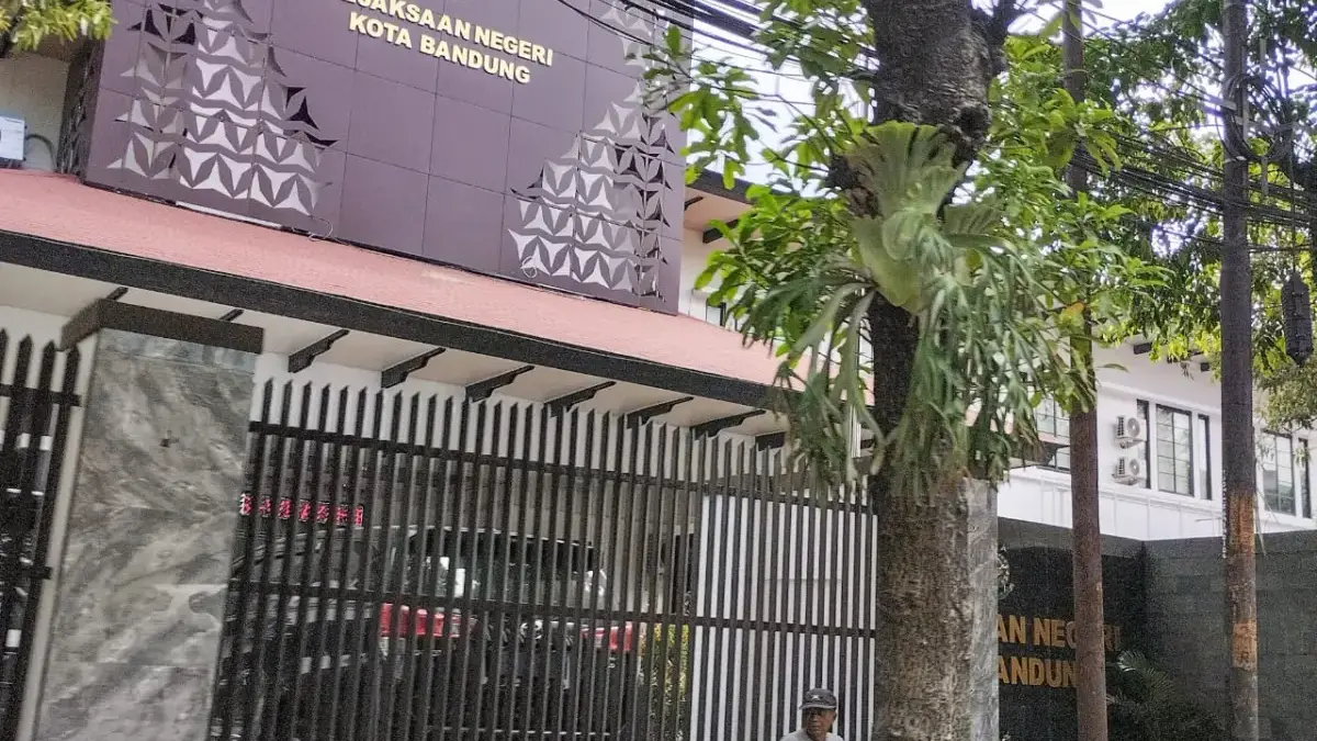 Warga duduk di depan Gedung Kejaksaan Negeri Kota Bandung di Jalan Jakarta, Kota Bandung