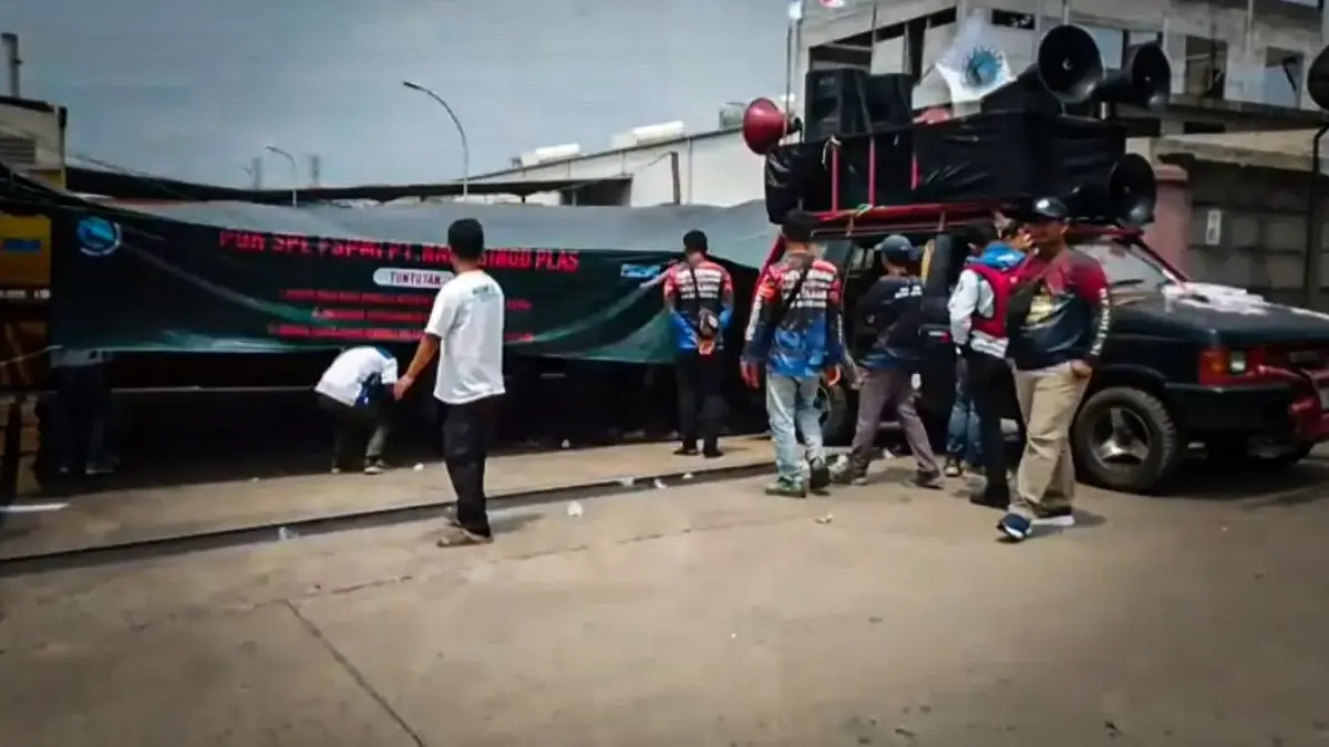 Dua Bulan Tak Digaji, Buruh PT Namasindo Plas Gelar Aksi Tenda di Depan Pabrik Buruh PT Namasindo Plas bertahan di tenda darurat di depan pabrik, memperjuangkan hak upah mereka