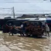 Arus lalu lintas di Jalan Raya Dayeuhkolot, Kabupaten Bandung, tepatnya di depan Pasar Dayeuhkolot, kembali te