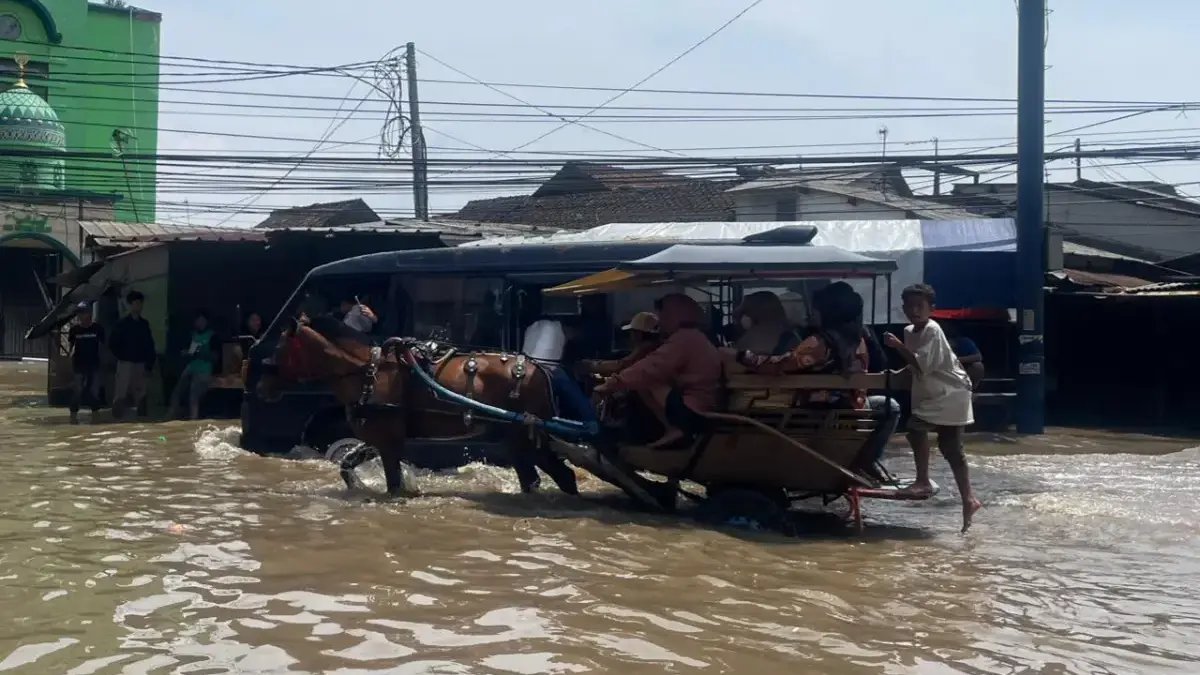 Arus lalu lintas di Jalan Raya Dayeuhkolot, Kabupaten Bandung, tepatnya di depan Pasar Dayeuhkolot, kembali te