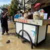 Cerita Syarifulloh, Pedagang Es Doger yang Tetap Berjuang di Tengah Banjir Dayeuhkolot