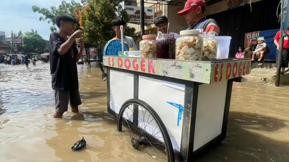 Cerita Syarifulloh, Pedagang Es Doger yang Tetap Berjuang di Tengah Banjir Dayeuhkolot Cerita Syarifulloh, Pedagang Es Doger yang Tetap Berjuang di Tengah Banjir Dayeuhkolot