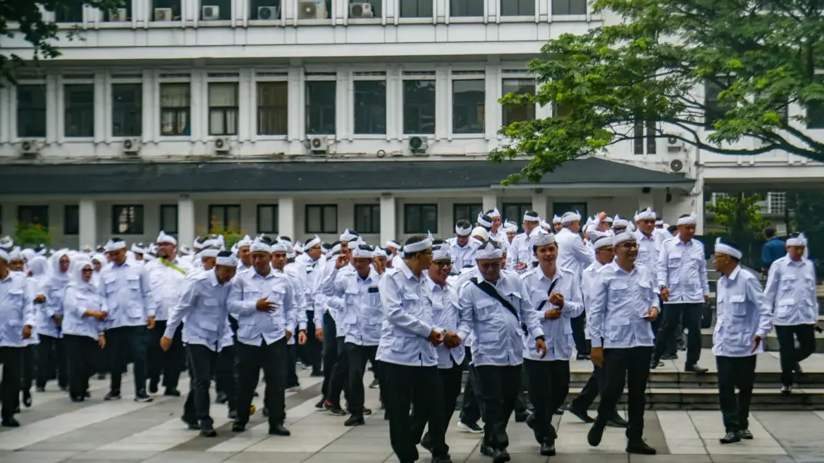 218 Pejabat Bandung Ikut Retreat, Farhan Tekankan Birokrasi Bersih Peserta berjalan menuju truk TNI untuk melaksanakan retret di Balaikota Bandung, Jalan Wastukencana, Selasa (4