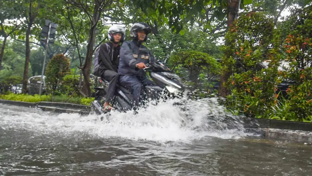 Hadapi Puncak Musim Penghujan, Polda Jabar Minta Masyarakat Waspadai Dampak Cuaca Ekstrem Hadapi Puncak Musim Penghujan, Polda Jabar Minta Masyarakat Waspadai Dampak Cuaca Ekstrem