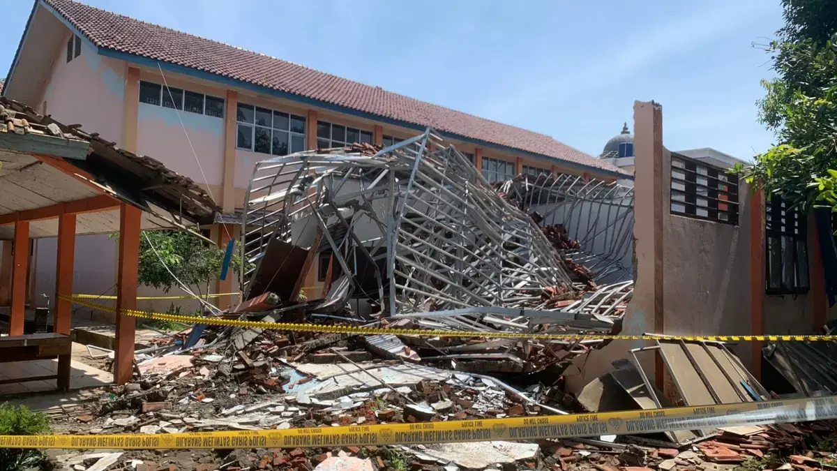Bangunan Roboh di SMKN 1 Gunung Putri. Foto: Regi