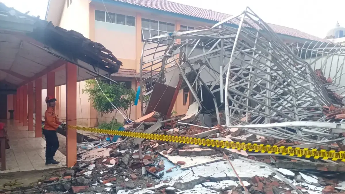 Bangunan SMKN 1 Gunung Putri Roboh, 42 Pelajar yang Alami Luka Langsung Dapatkan Perawatan Kesehatan 