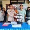 Kapolsek Cimahi Selatan, AKP Yudhi Hariyanto saat Menunjukkan Barang Bukti Sebuah Jaket Penuh Bercak Darah (mo