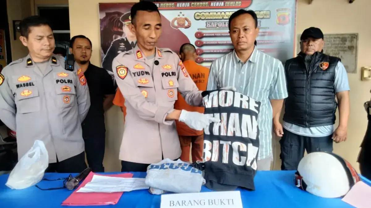 Bukan Begal, Tapi Dendam Lama! Polisi Bongkar Fakta di Balik Keributan di Cimahi Selatan Kapolsek Cimahi Selatan, AKP Yudhi Hariyanto saat Menunjukkan Barang Bukti Sebuah Jaket Penuh Bercak Darah (mo