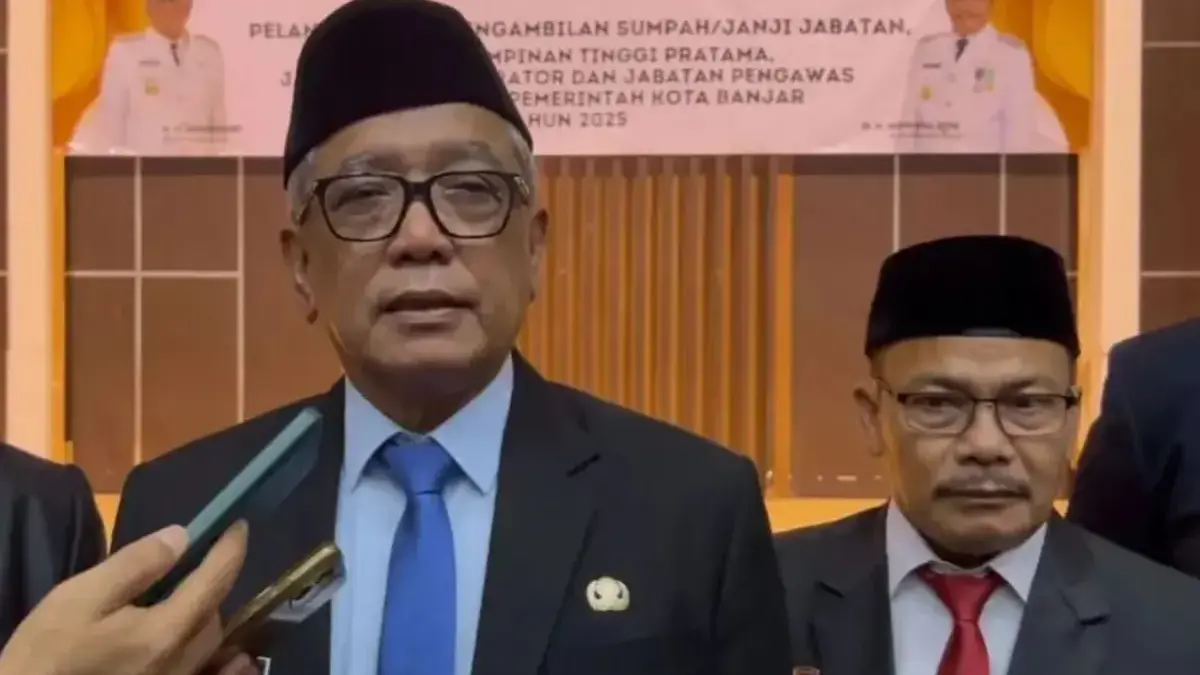 Wali Kota Banjar Ir H Sudarsono (kiri) didampingi wakilnya, H Supriana (kanan) saat diwawancara di aula Pemkot