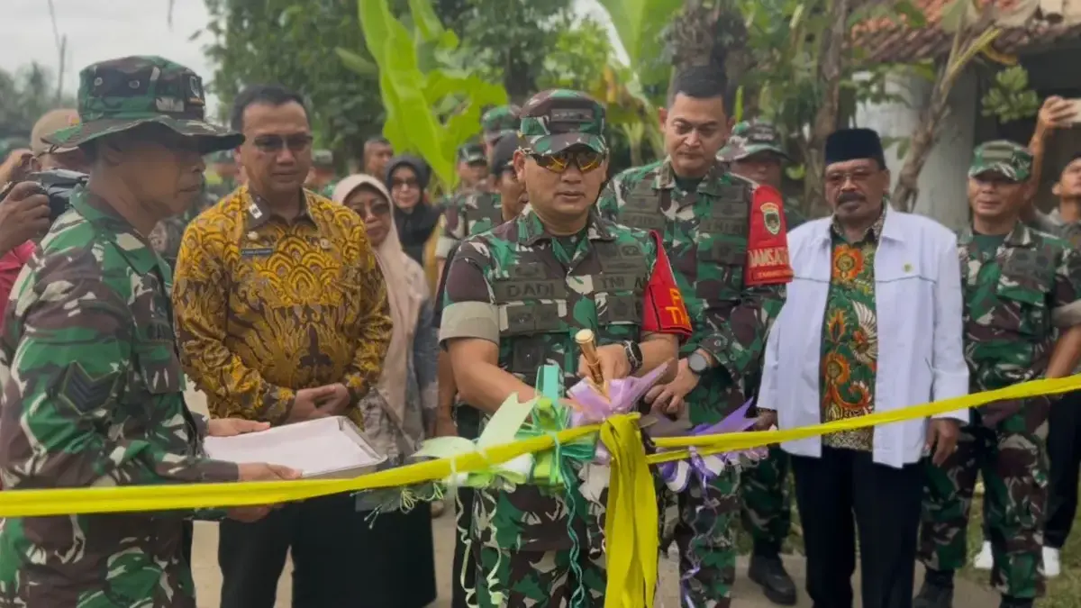 TMMD ke-126 Kodim 0613/Ciamis Resmi Ditutup, Warga Nikmati Hasil Pembangunan Fisik dan Nonfisik Danrem 062/Tarumanegara, Kolonel Inf Dadi Sutandi menggunting pita sebagai tanda selesainya program TMMD ke-12
