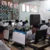 Para Siswa Siswi saat Sedang Tes Kemampuan Akademik (TKA) di SMKN 3 Cimahi (mong)
