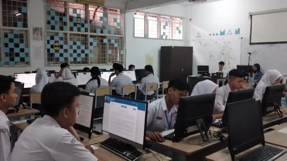 Para Siswa Siswi saat Sedang Tes Kemampuan Akademik (TKA) di SMKN 3 Cimahi (mong)
