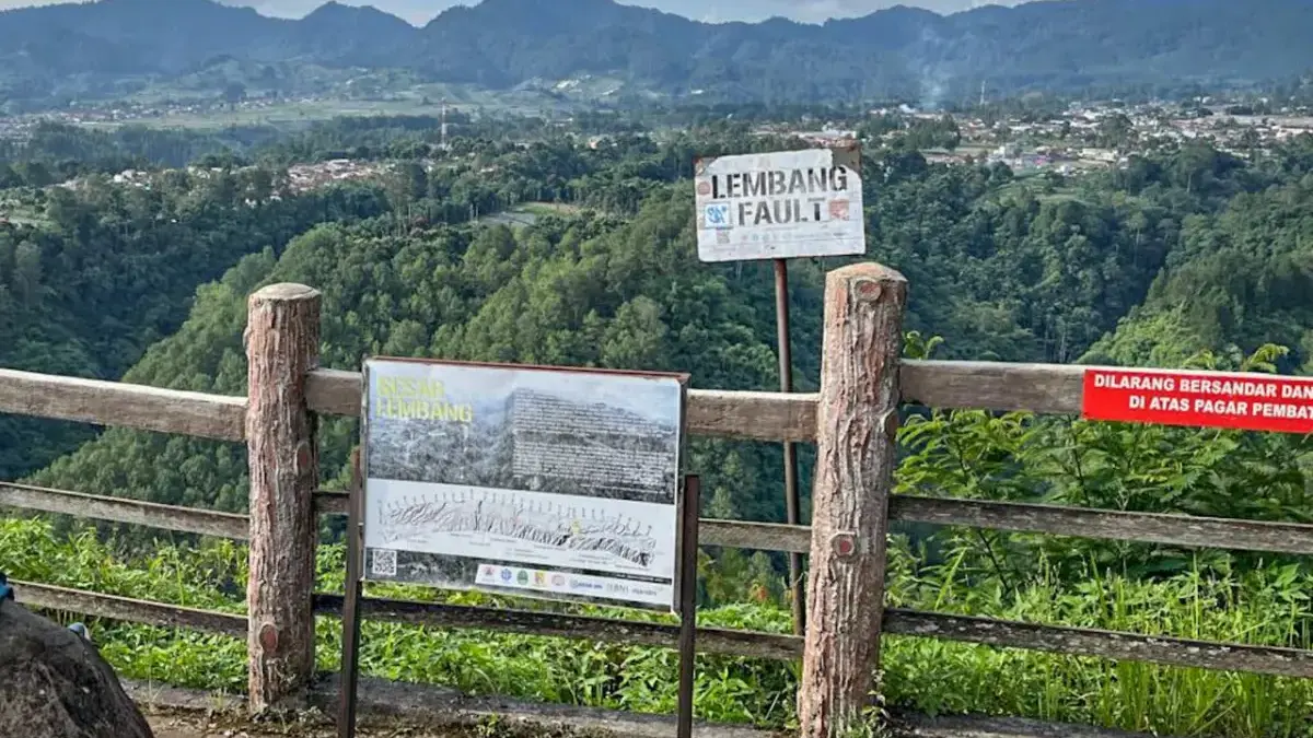 Suasana panorama di kawasan wisata alam Tebing Keraton yang merupakan bagian dari Sesar Lembang di Ciburial, K