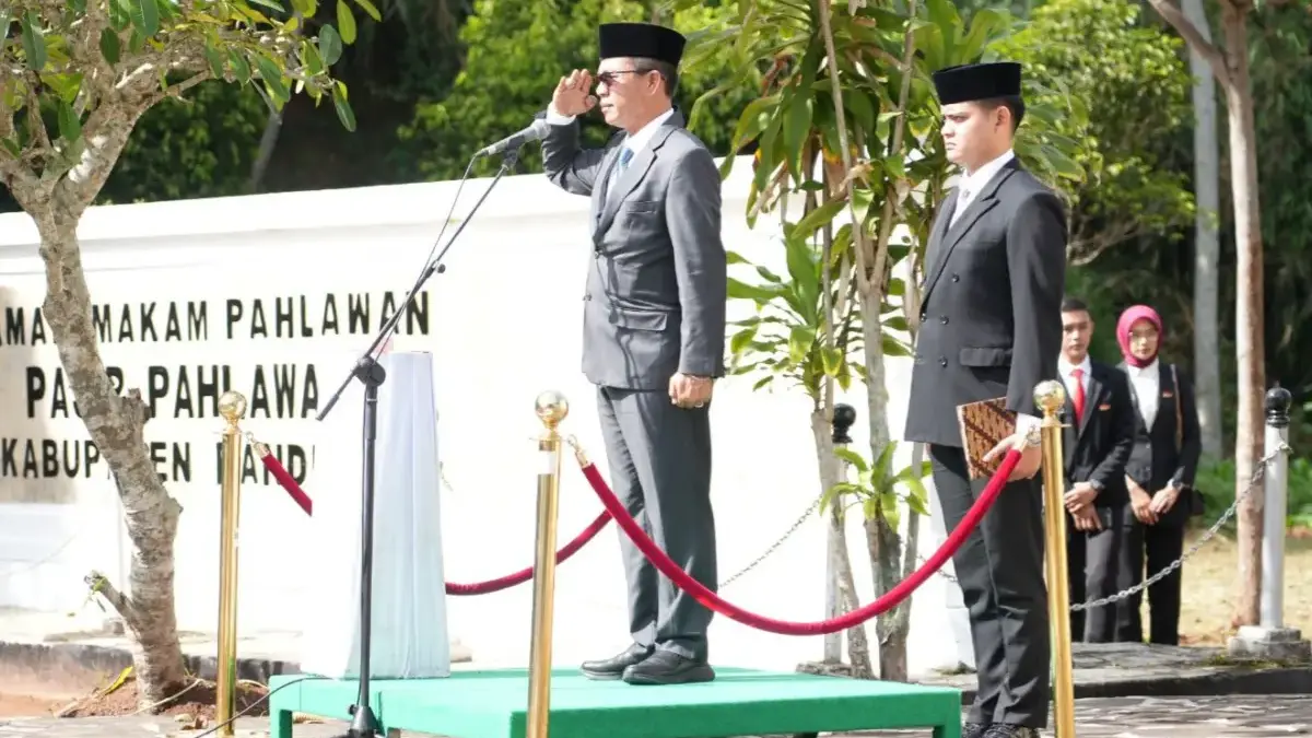 Bupati Bandung Dadang Supriatna saat memimpin upacara peringatan Hari Pahlawan Nasional tahun 2025 di Taman Ma
