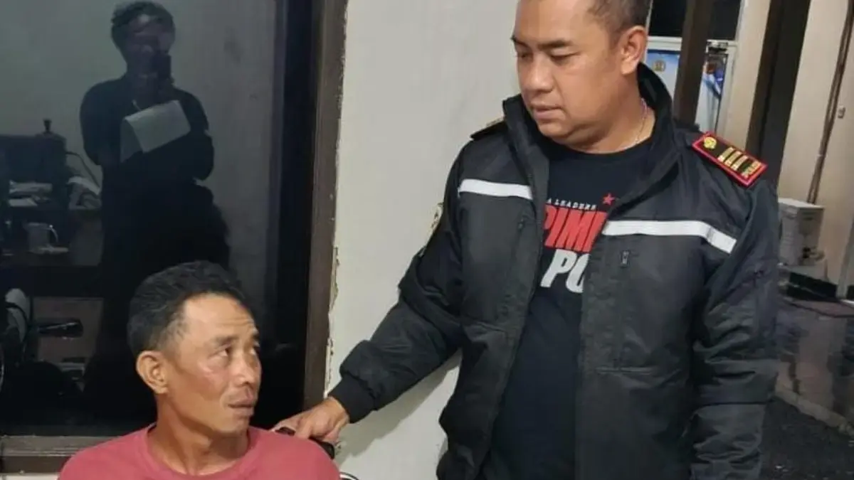 Kapolsek Ciawi AKP Dede Lesmana Jaya saat menangkap pelaku pemalak sopir online. Foto: Polsek Ciawi