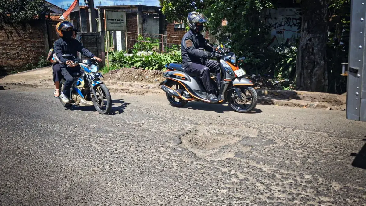Jalur Cisarua-Padalarang Rusak dan Gelap Bikin Rawan Celaka, Pemprov Jabar Dinilai Lamban Bertindak! Akses Vital Bandung Barat Rusak dan Gelap Bikin Rawan Celaka, Pemprov Jabar Dinilai Lamban Bertindak!
