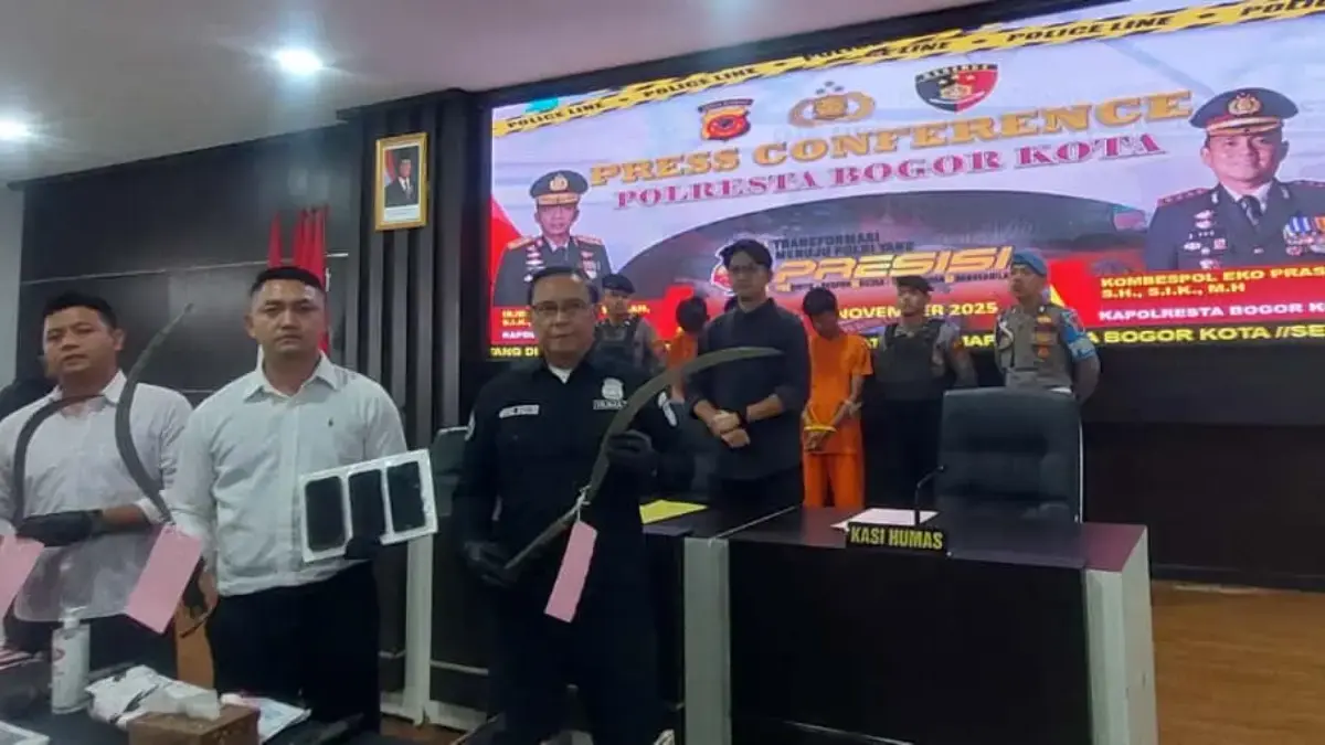 Tawuran di Tanah Sareal Bogor, Polisi Tangkap 10 Remaja dan Sita 11 Sajam Kasat Reskrim Polresta Bogor Kota, Kompol Aji Riznaldi (tengah) bersama jajaran kepolisan Polresta Bogor Kota
