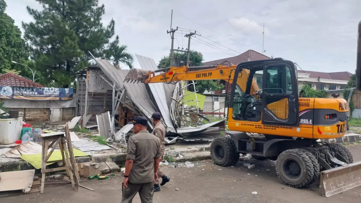 Pihak Satpol PP Kabupaten Bogor saat membongkar bangunan di area gedung KNPI Kabupaten Bogor. Foto: Regi