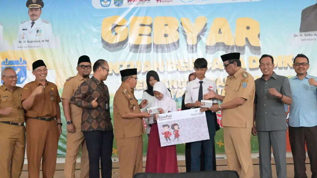 Genjot Akses Pendidikan, Pemkot Banjar Cairkan Bantuan Berdaya Didik hingga Rp1 Juta per Siswa! Wali Kota Banjar H Sudarsono dan wakilnya, H Supriana, menyalurkan bantuan uang tunai untuk siswa SD dan SMP k