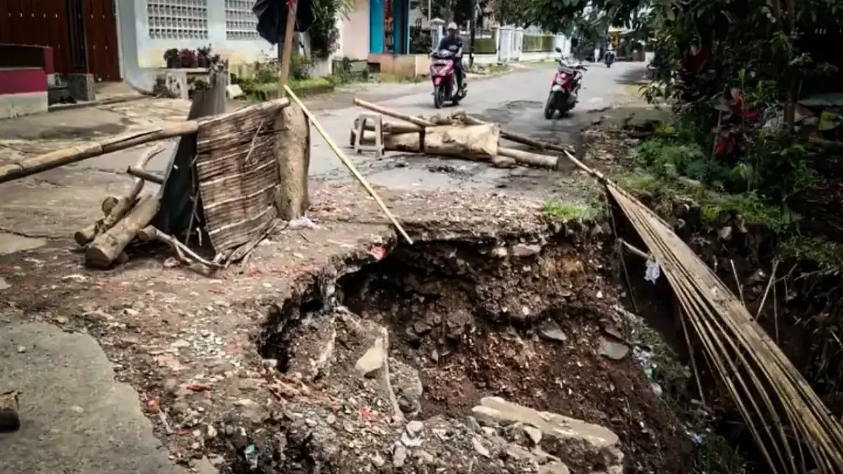 Berharap Segera Diperbaiki, Akses Utama Warga Cililin Nyaris Terputus Akibat Jalan Amblas Berharap Segera Diperbaiki, Akses Utama Warga Cililin Nyaris Terputus Akibat Jalan Amblas