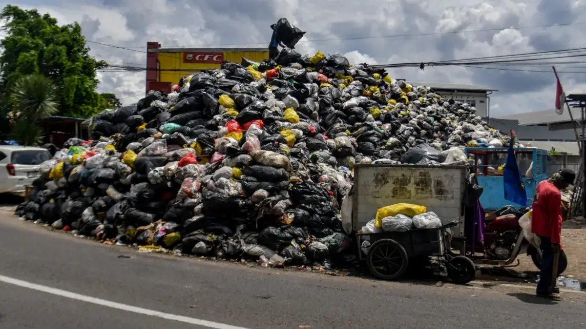 Petugas membuang sampah di tumpukan sampah di TPS Dakota, Jalan Dakota, Kota Bandung, Selasa (11/11). Minimnya