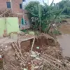 Benteng Sungai Cirasea Ciparay Roboh dan Gerus Rumah Warga, 7 Hari Penanganan Belum Tuntas 