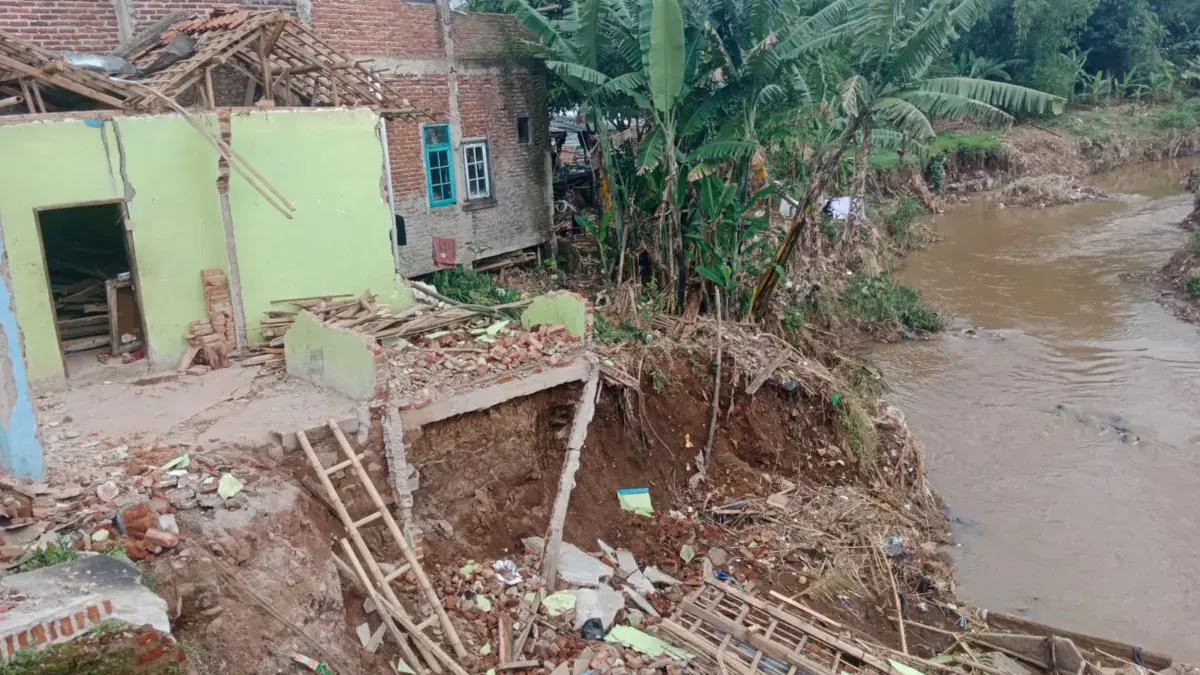 Benteng Sungai Cirasea Ciparay Roboh dan Gerus Rumah Warga, 7 Hari Penanganan Belum Tuntas 
