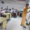 Ilustrasi: Guru mengajar siswa di dalam kelas saat pembelajaran di SMP Pasundan 1 dan 2 Kota Bandung, beberapa